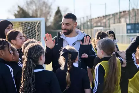 مفاجأة سارة.. محمد صلاح يزور فريقًا للفتيات في ليفربول (صور وفيديو)